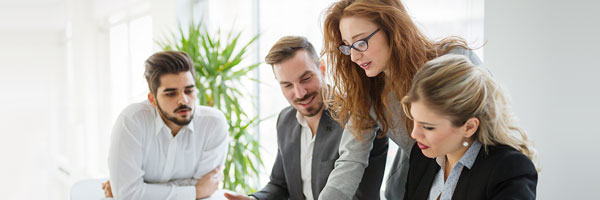 Avales y Garantias - Personas de traje sentados en una mesa en una reunion de equipo revisando papeles en una reunion de negocios Avales y Garantias - Personas de traje sentados en una mesa en una reunion de equipo revisando papeles en una reunion de negocios