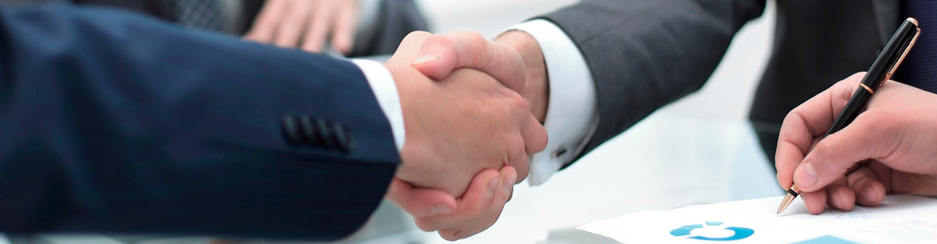 Préstamo Empresas - Dos hombre se dan la mano en una reunión en la oficina Préstamo Empresas - Dos hombre se dan la mano en una reunión en la oficina
