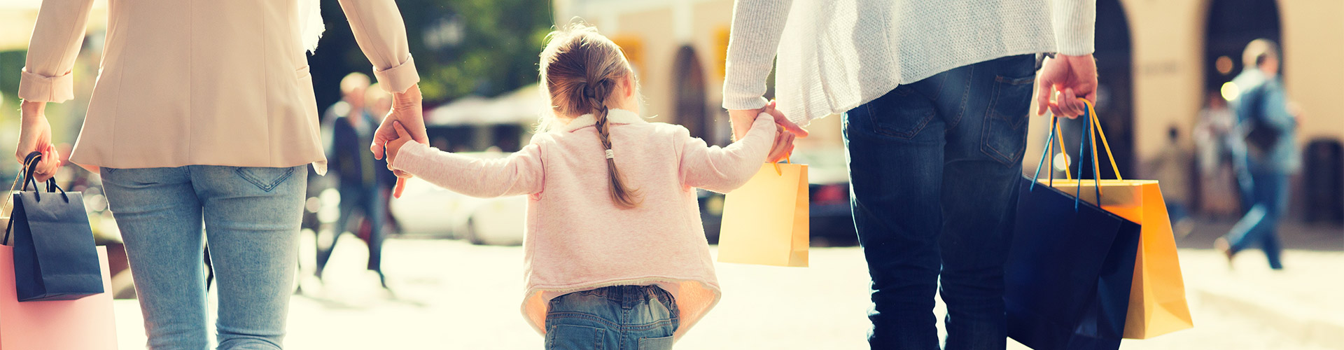 Cliente en Marcha - Familia de compras en la ciudad con su hija Cliente en Marcha - Familia de compras en la ciudad con su hija