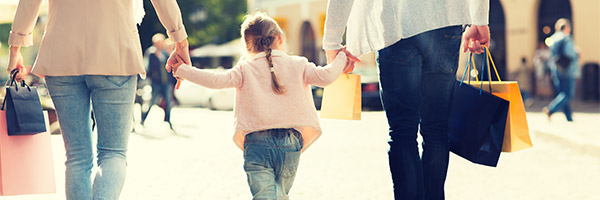 Cliente en Marcha - Familia de compras en la ciudad con su hija Cliente en Marcha - Familia de compras en la ciudad con su hija