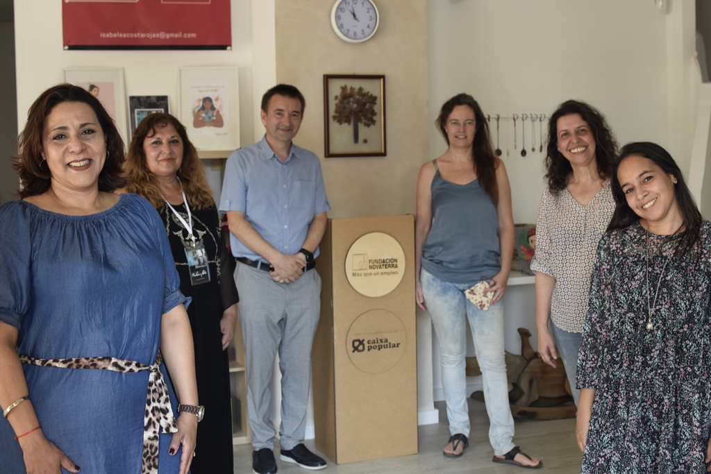 Dones Emprenedores - Una representant de Novaterra i un representant de Caixa Popular acompanyats per quatre dones emprenedores Dones Emprenedores - Una representant de Novaterra i un representant de Caixa Popular acompanyats per quatre dones emprenedores