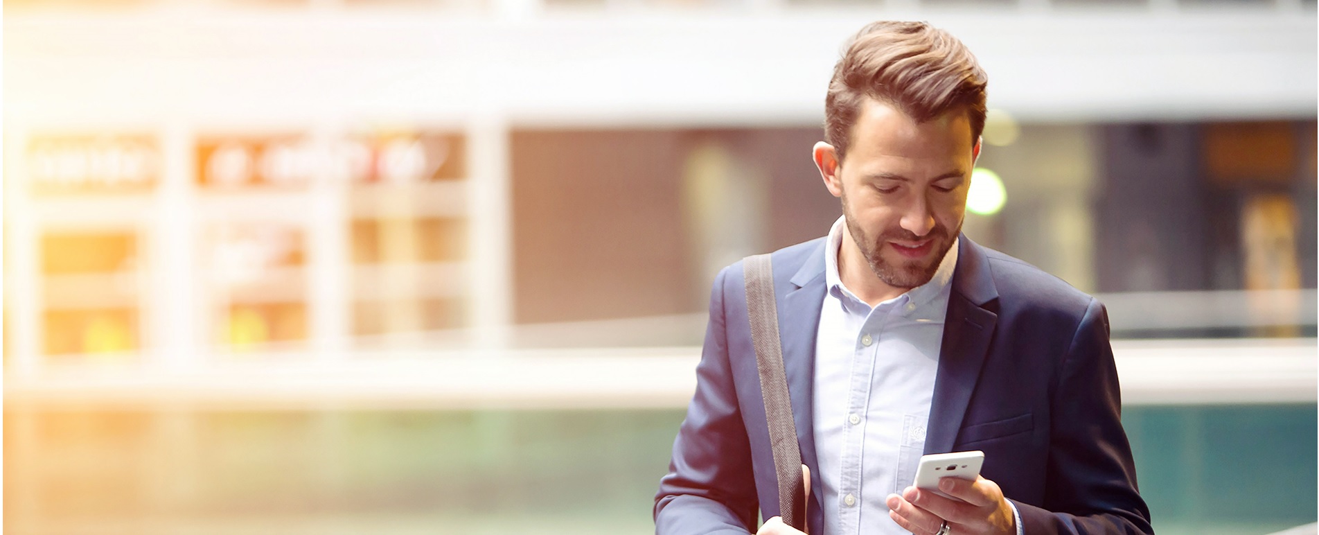 Cliente Banca Privada VIP - Un hombre de negocios revisando el correo en su teléfono móvil Cliente Banca Privada VIP - Un hombre de negocios revisando el correo en su teléfono móvil