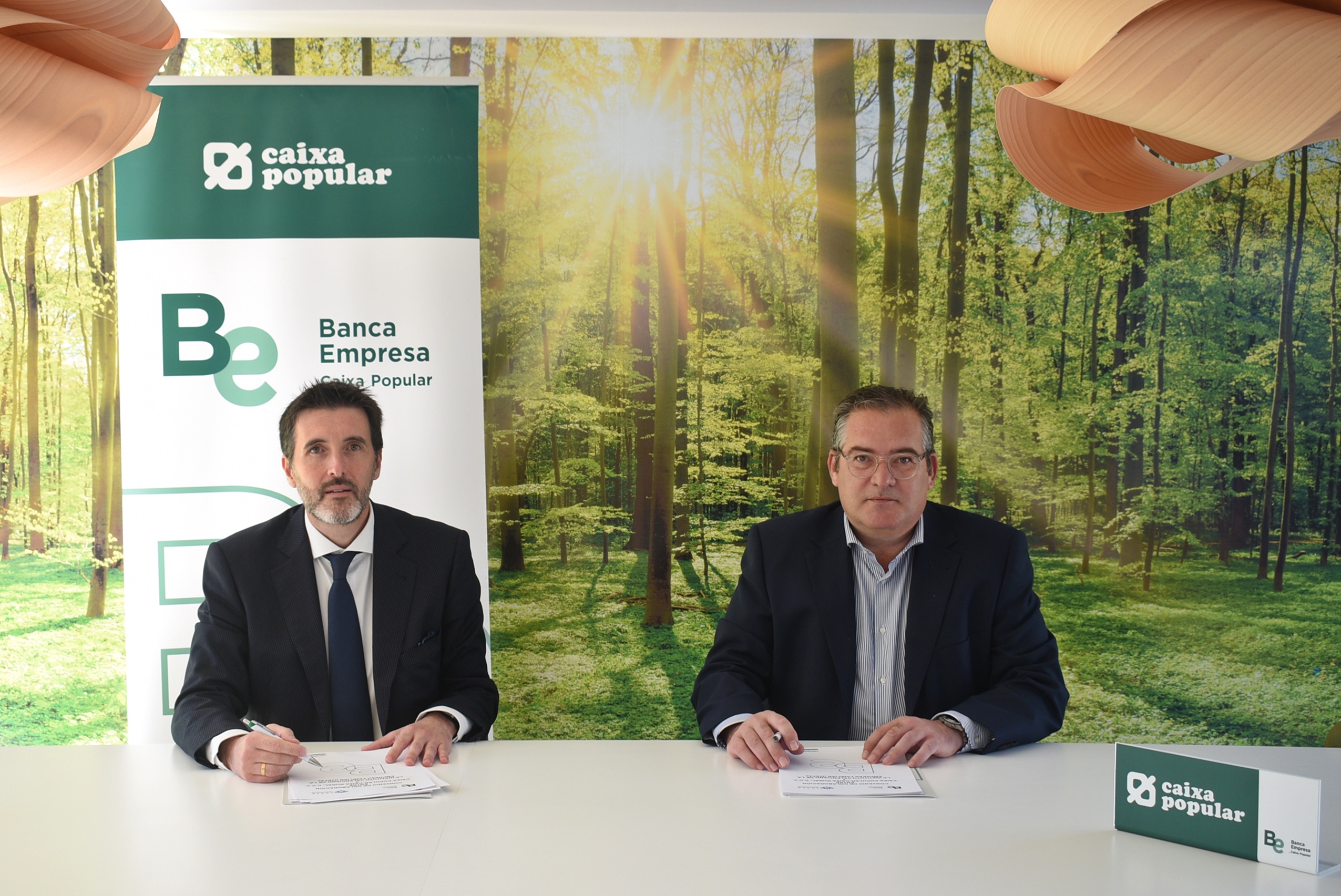 IVEFA y Caixa Popular firman un convenio de colaboración para impulsar el desarrollo empresarial en la Comunidad Valenciana
