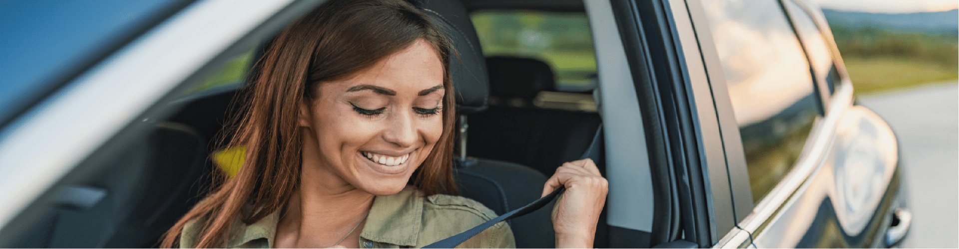 Chica poniéndose el cinturón del coche Chica poniéndose el cinturón del coche