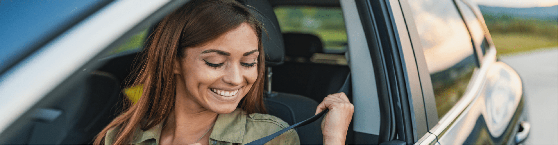 Chica poniéndose el cinturón del coche