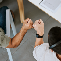 Dos personas chocando los puños