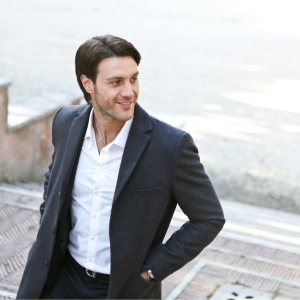 Hombre con traje sonriendo