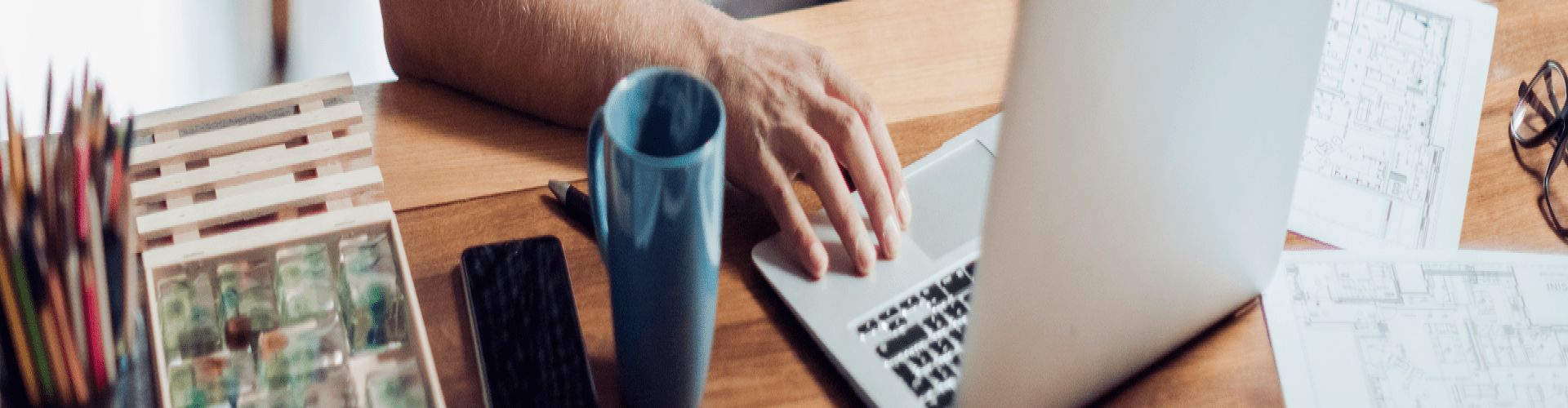 escritorio con taza y ordenador