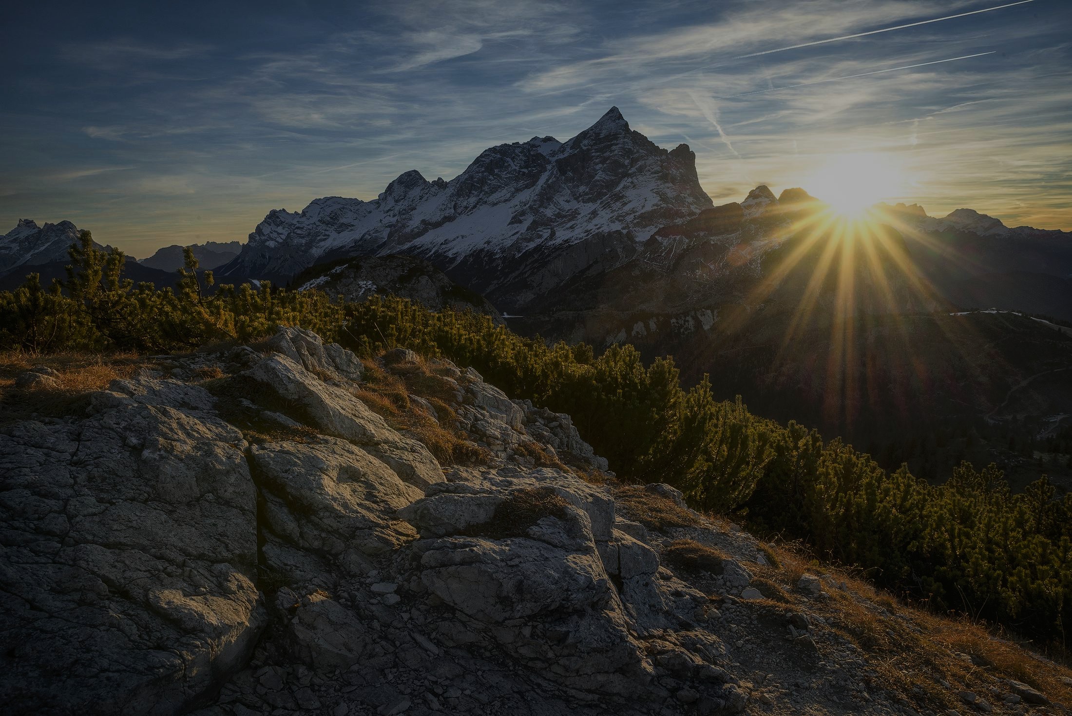 amanecer entre montañas