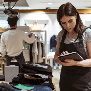 Dependienta en tienda con tablet