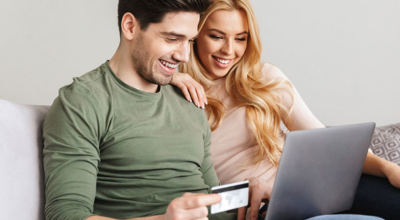 Pareja comprando online con una tarjeta