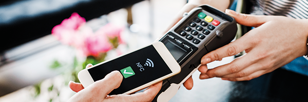 cuenta comercio- pagando con un teléfono móvil en un comercio cuenta comercio- pagando con un teléfono móvil en un comercio