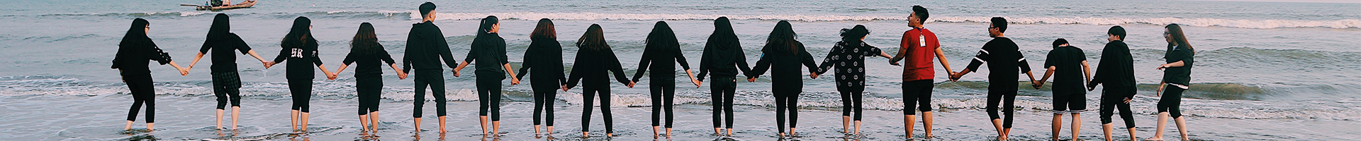 Personas de la mano frente al mar Personas de la mano frente al mar