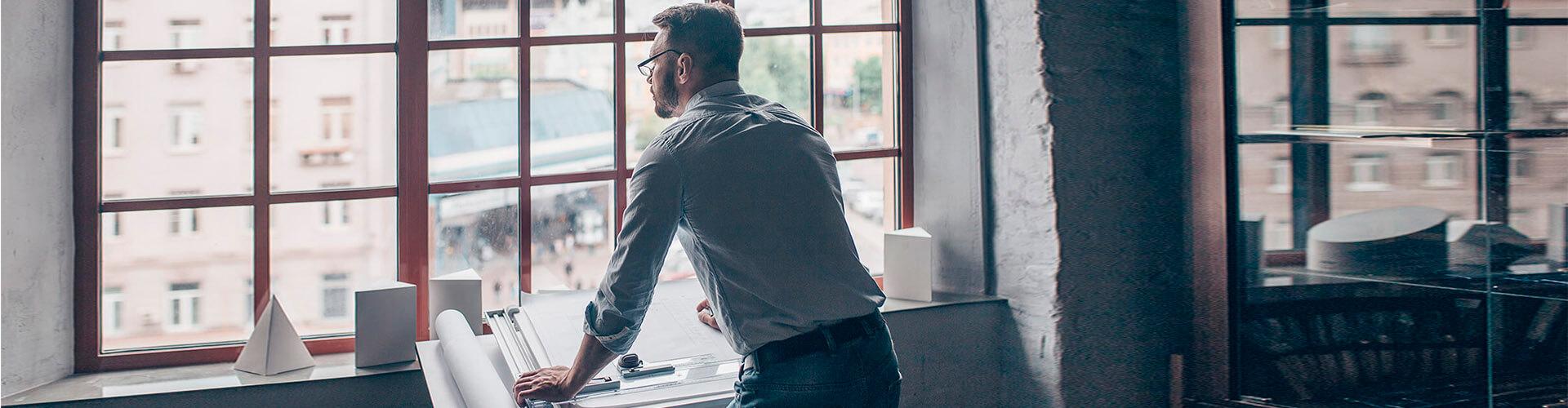 Financiación de exportaciones para empresas - Un hombre de negocios mirando por la ventana