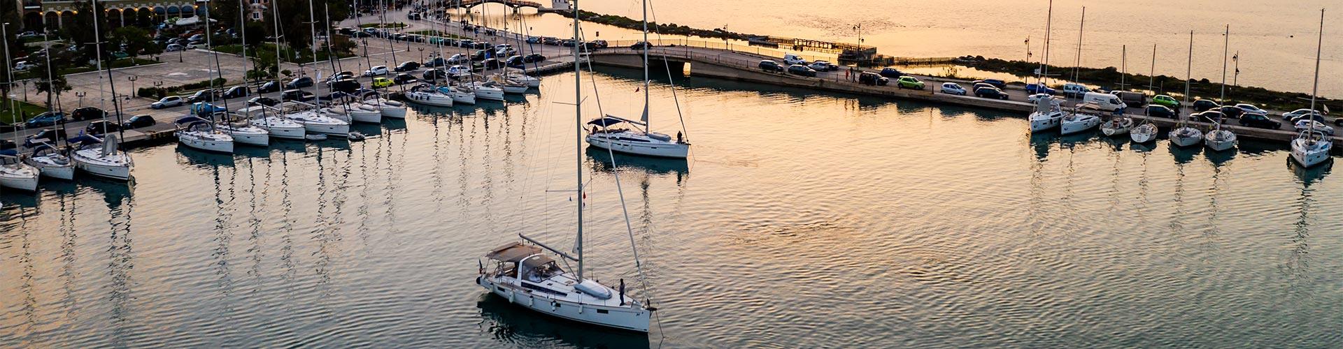 Segur d'Embarcacions d'Esbargiment - Embarcador amb vaixells i velers atracats al costat de la mar