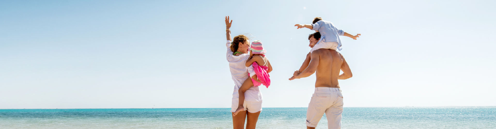 FAMILIA PASEANDO POR LA PLAYA