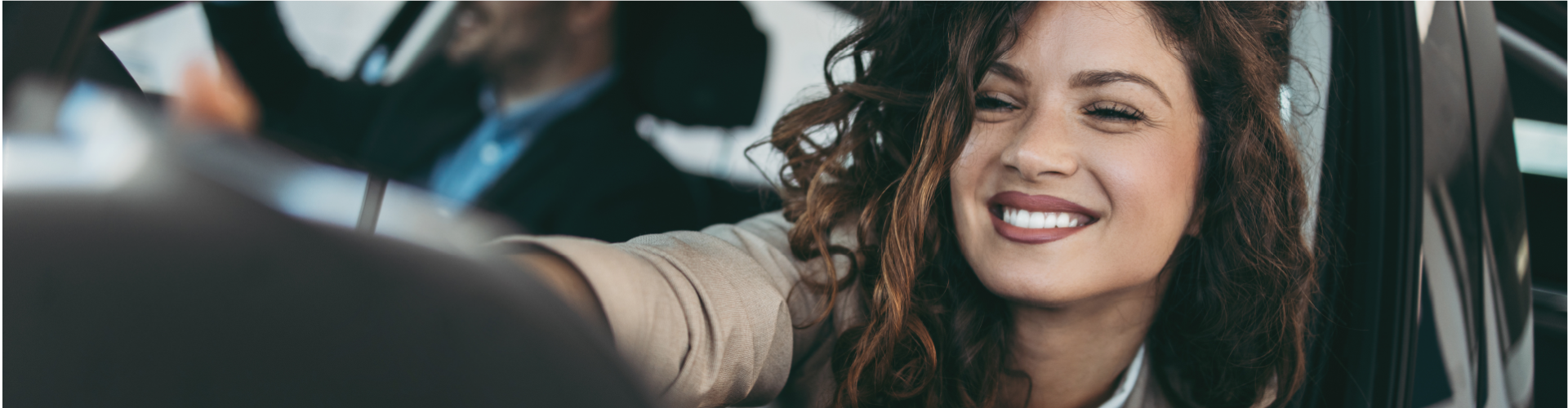 chica feliz en su coche