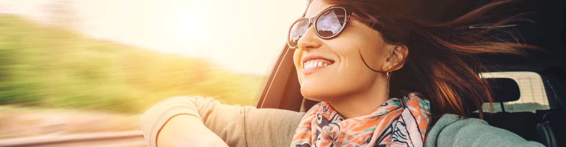 chica con gafas de sol feliz en su coche