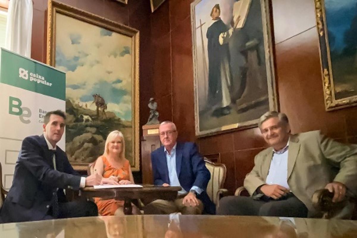 Firma conveni Ateneu Mercantil - Representants de Caixa Popular i Ateneu Mercantil signant un conveni