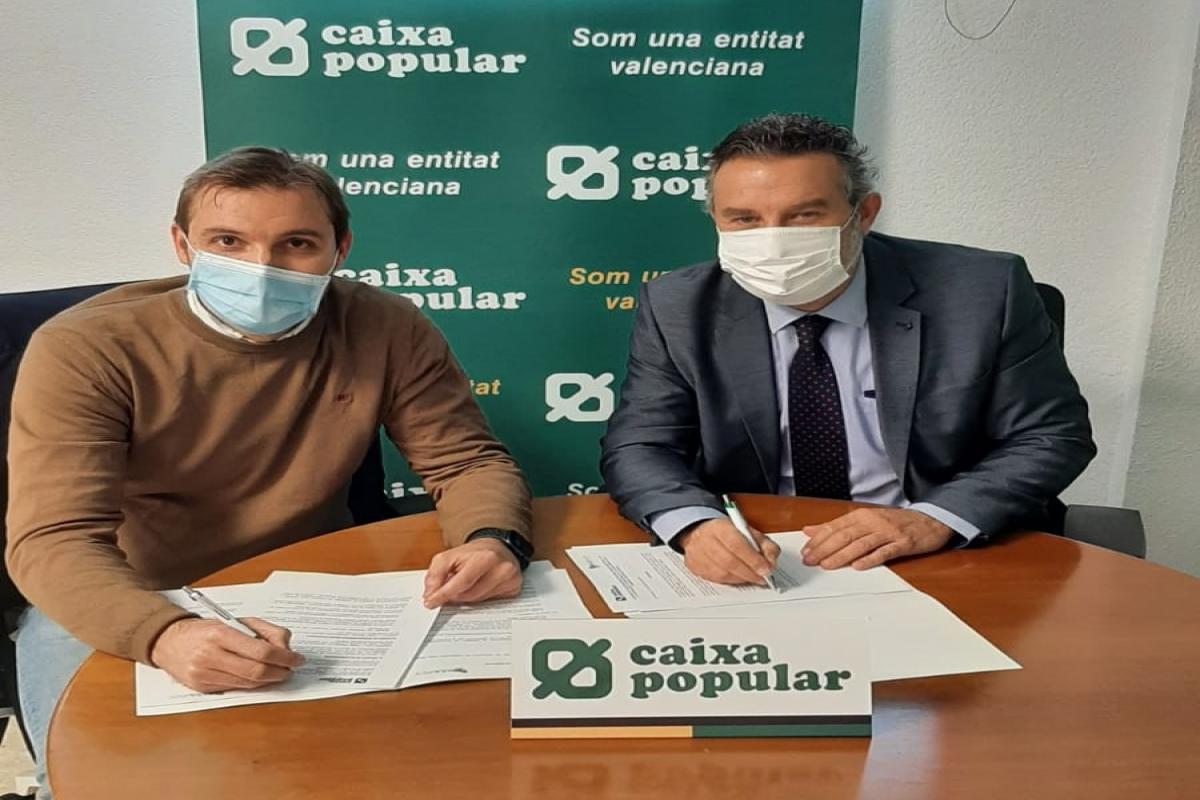 Signatura de la renovació del conveni entre ASAPCV i Caixa Popular asseguts a taula