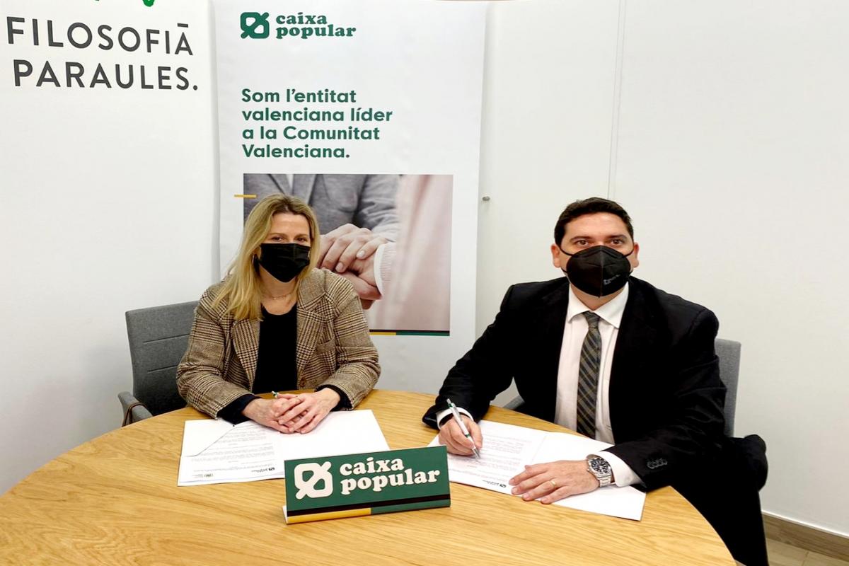  Firma del convenio con el Colegio de Odontólogos y Estomatólogos sentados en la mesa