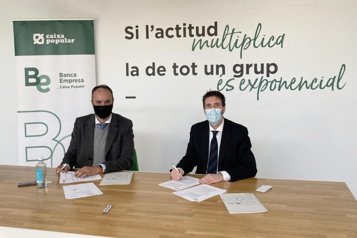 Firma convenio entre AVAESEN y Caixa Popular sentados en la mesa