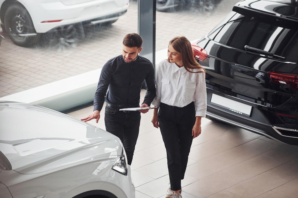 Rènting d'automoció: avantatges pràctics per a empreses i autònoms