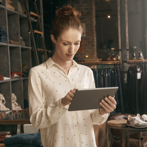 Una chica joven mirando la tablet Una chica joven mirando la tablet