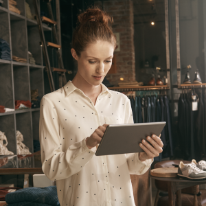 Una chica joven mirando la tablet