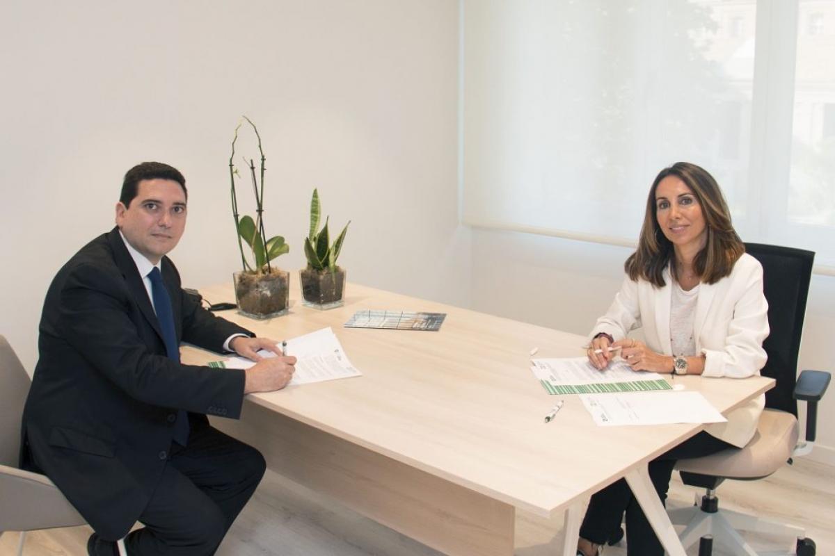 Conveni CMSV - Representant de Caixa Popular i del Col·legi de mediadors d'assegurances de València asseguts a una taula signant un conveni
