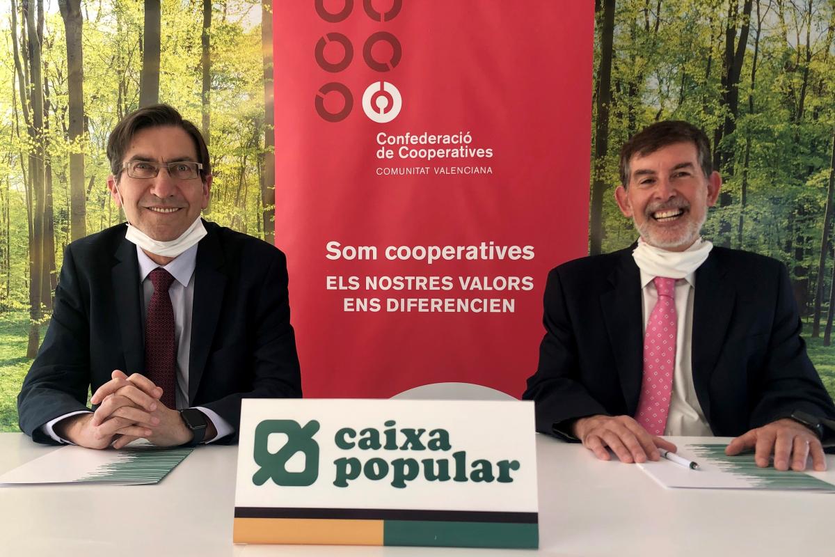 Conveni Concoval - Representants de Concoval i Caixa Popular asseguts a una taula signant un conveni de col·laboració