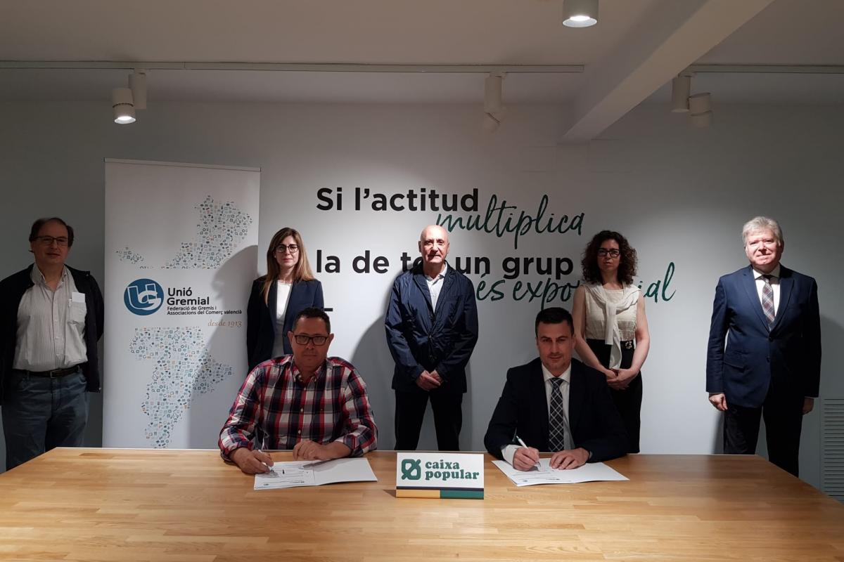 Dos personas sentadas a la mesa firmando el convenio de colaboración Dos personas sentadas a la mesa firmando el convenio de colaboración