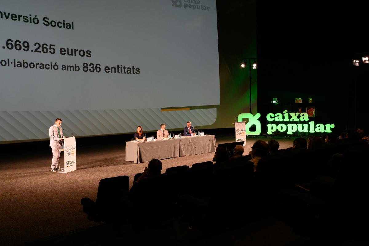  vista de la general de la taula on estan el president, director general, secretaria Consell Rector i Responsable RSC de Caixa popular en un moment de la seua intervenció