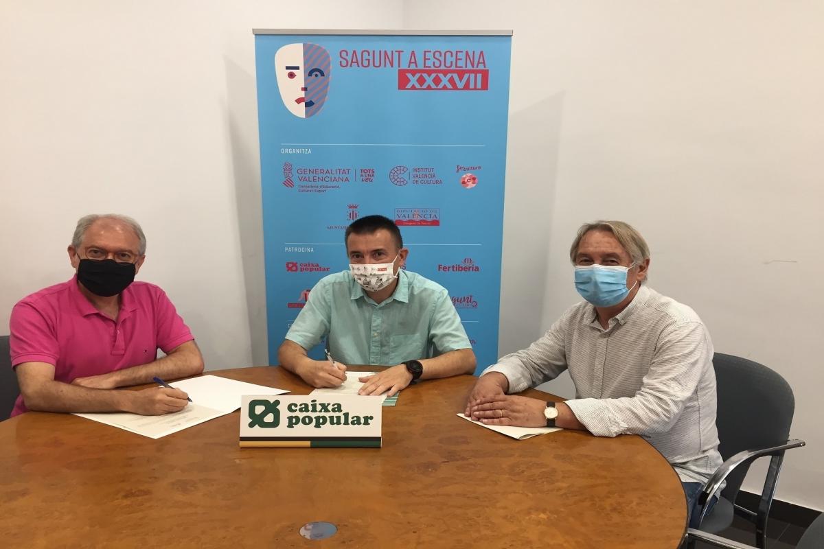 Representantes de Caixa Popular y Sagunt a Escena firmando un convenio de colaboración