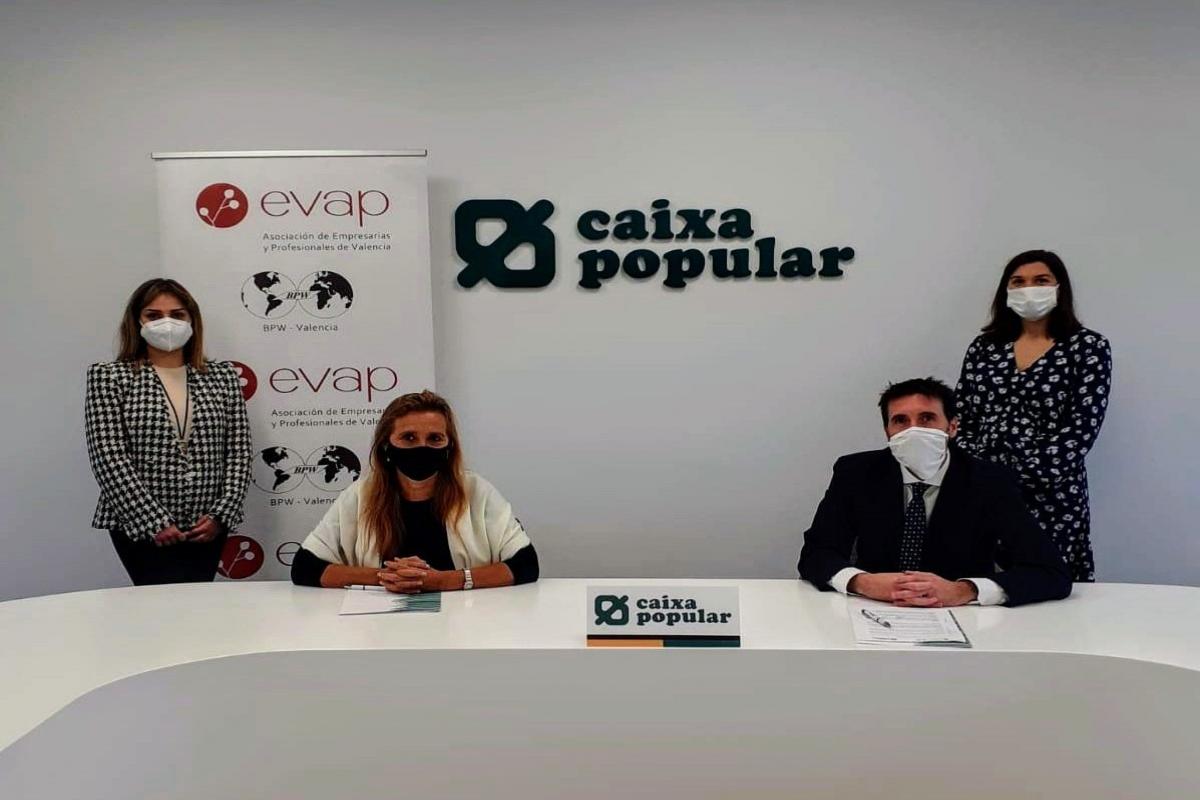 Convenio EVAP - Representantes de Caixa Popular y EVAP firmando un convenio de colaboración Convenio EVAP - Representantes de Caixa Popular y EVAP firmando un convenio de colaboración