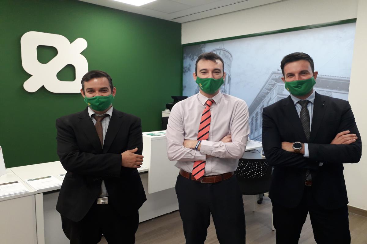 Compañeros de Caixa Popular con la mascarilla del día solidario de RGA
