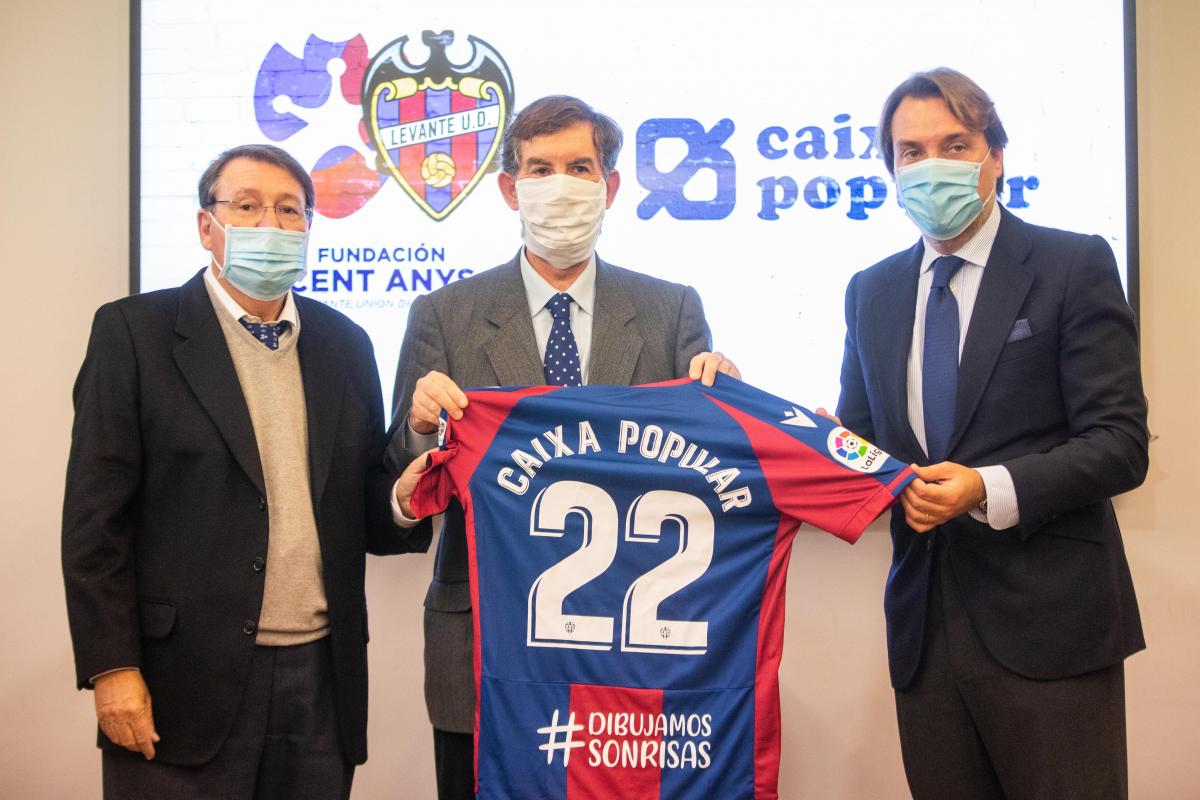 Firma de la renovación del acuerdo de colaboración entre Caixa Popular y la Fundación Levante UD