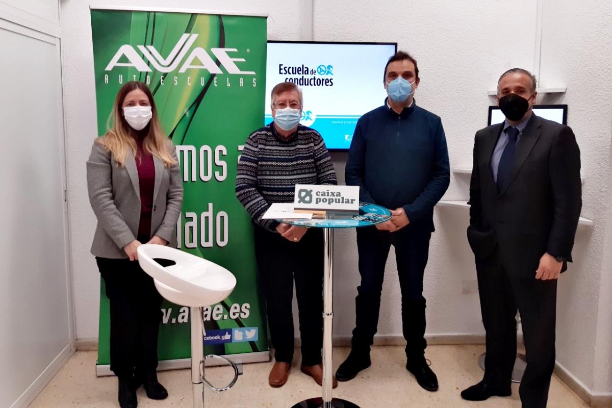 Renovación convenio entre AVAE y Caixa Popular con los miembros de ambas entidades de pie Renovación convenio entre AVAE y Caixa Popular con los miembros de ambas entidades de pie
