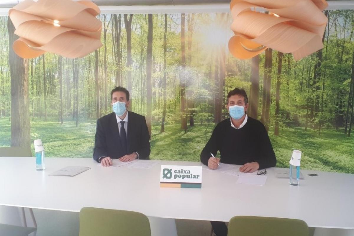 Firma del acuerdo de renovación entre FEMEVAL y Caixa Popular sentados en la mesa