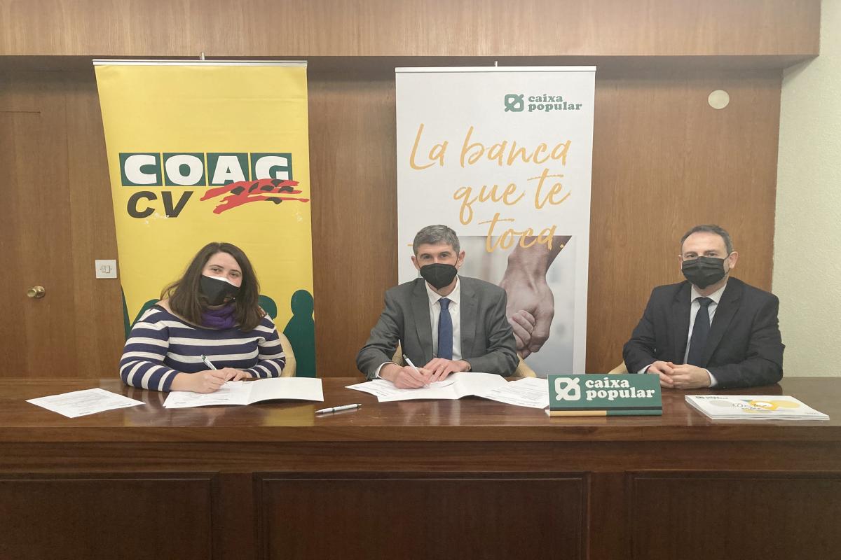 Firma del convenio entre CCPV-COAG y Caixa Popular sentados en la mesa Firma del convenio entre CCPV-COAG y Caixa Popular sentados en la mesa