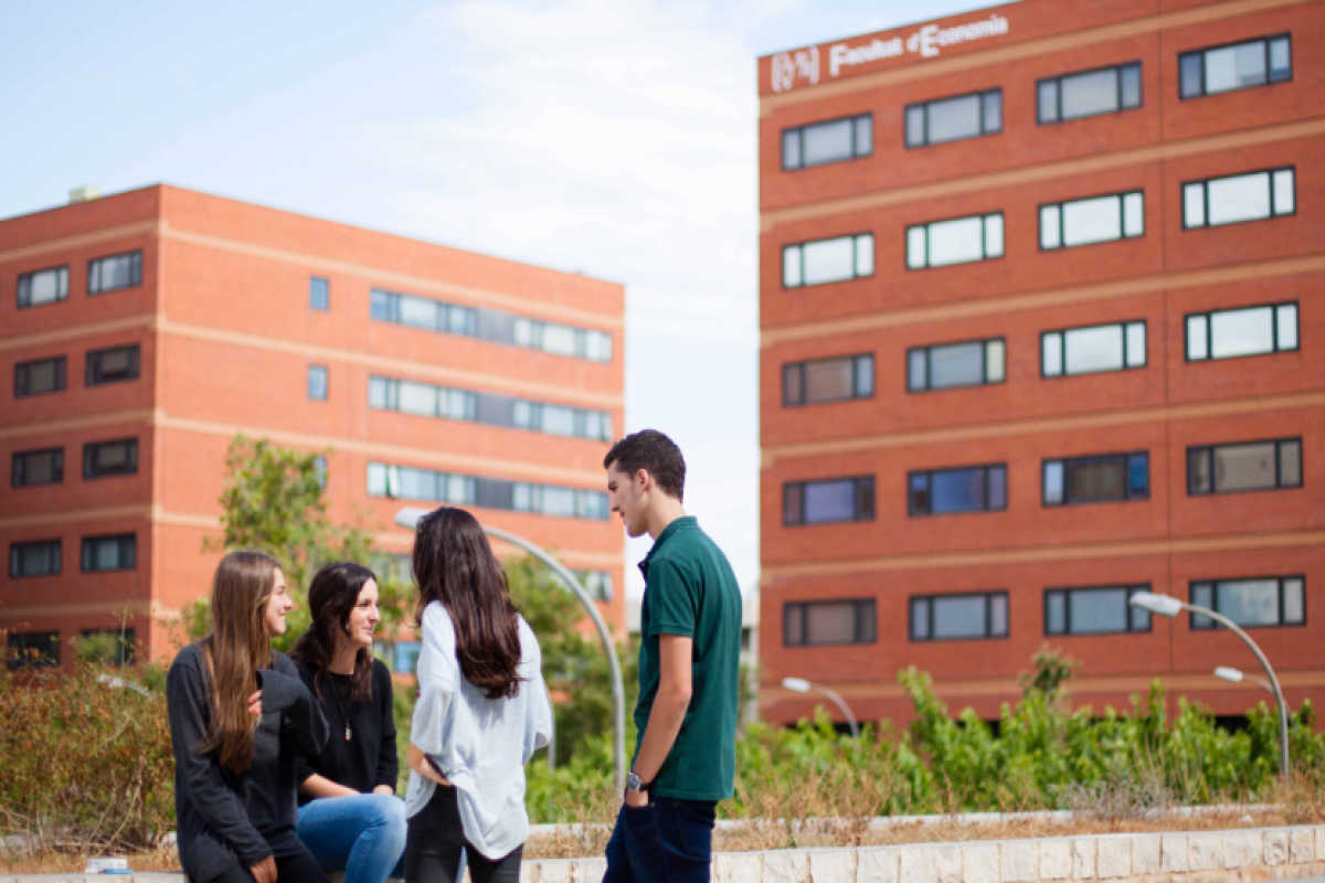 Estudiants davant la façana de la Facultat d'Economia de la Universitat de València