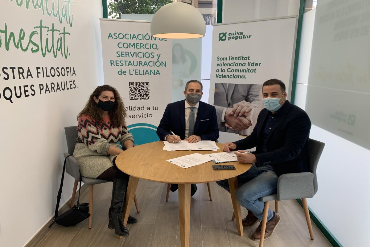 Signatura conveni entre Caixa Popular i l'Associació de Comerç de l'Eliana asseguts a taula Signatura conveni entre Caixa Popular i l'Associació de Comerç de l'Eliana asseguts a taula