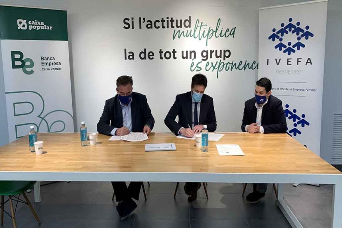 Firma convenio entre Caixa Popular y IVEFA en los servicis centrals de la entidad financiera Firma convenio entre Caixa Popular y IVEFA en los servicis centrals de la entidad financiera