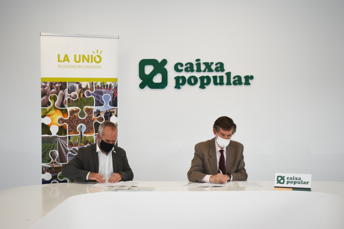 Signatura entre la Unió de Llauradors i Ramaders i Caixa Popular Signatura entre la Unió de Llauradors i Ramaders i Caixa Popular