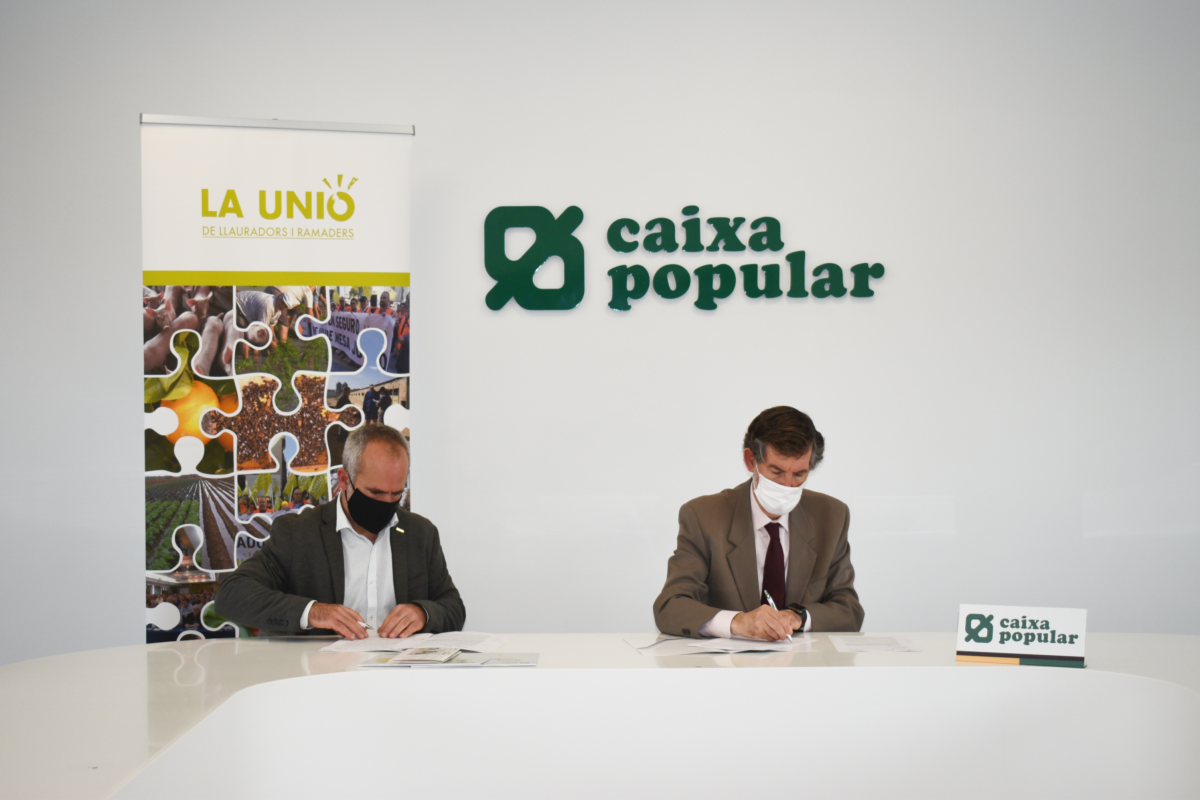 Signatura entre la Unió de Llauradors i Ramaders i Caixa Popular