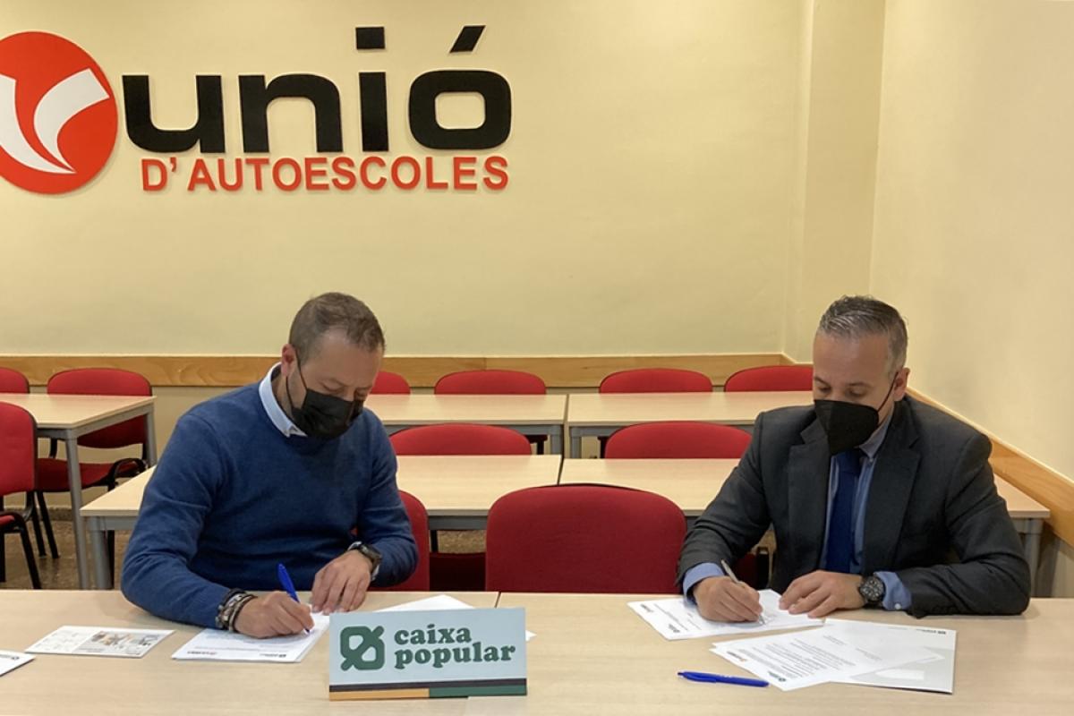 Firma del convenio entre la Unión de Autoescuelas y Caixa Popular Firma del convenio entre la Unión de Autoescuelas y Caixa Popular
