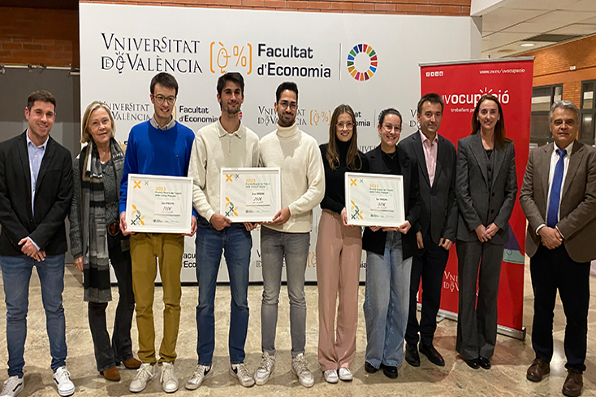La Facultad de Economía de la Universitat de València entrega los premios ‘Reto Talento Caixa Popular’ a tres proyectos de innovación financera