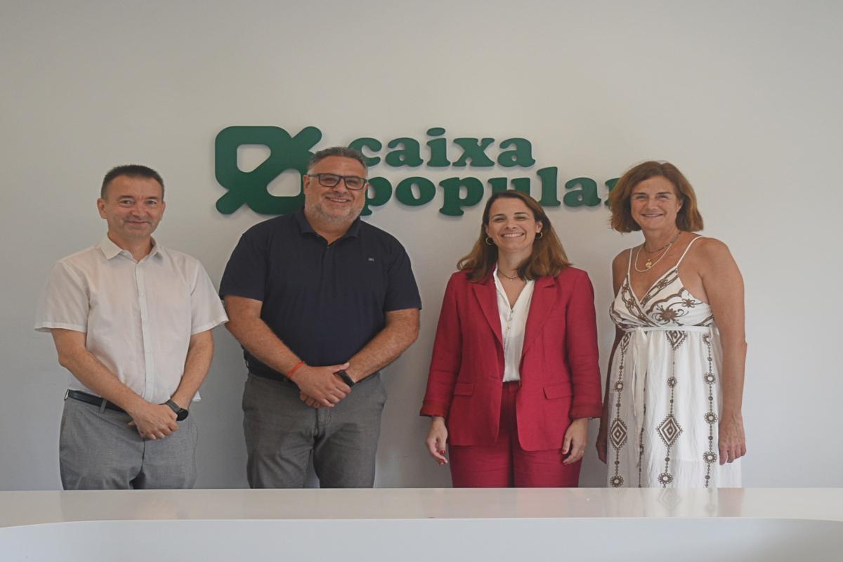 Personas de Caixa Popular y de CONCOVAL posando frente al logo de Caixa Popular después de firmar el convenio Personas de Caixa Popular y de CONCOVAL posando frente al logo de Caixa Popular después de firmar el convenio
