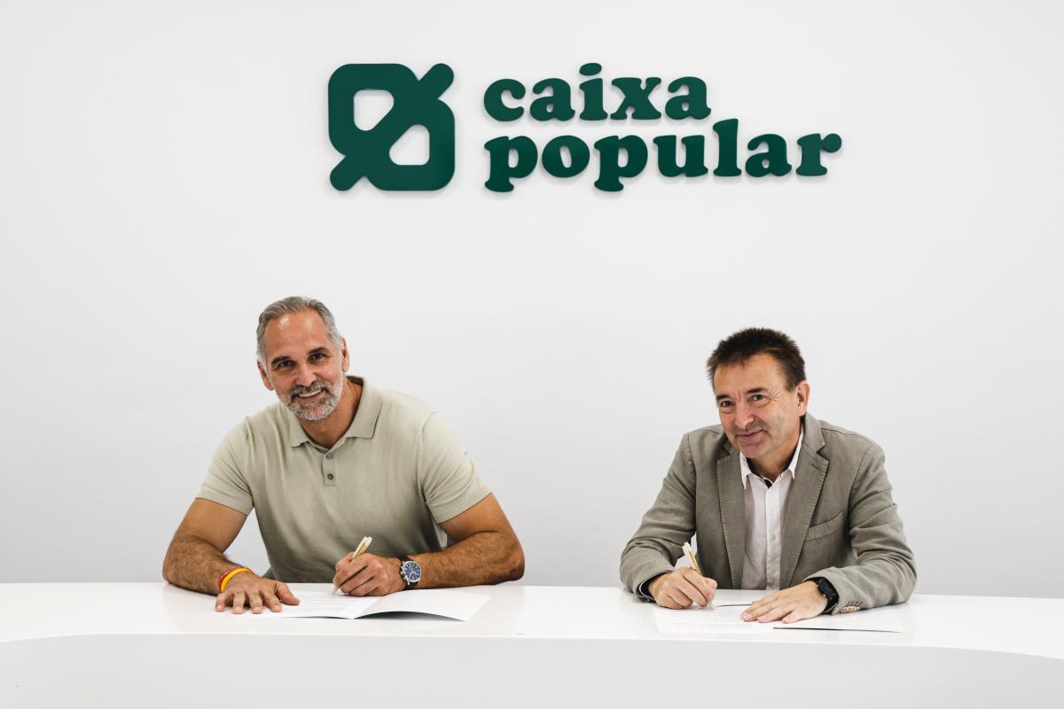 Representantes de Caixa Popular y Valencia Basket firmando el convenio