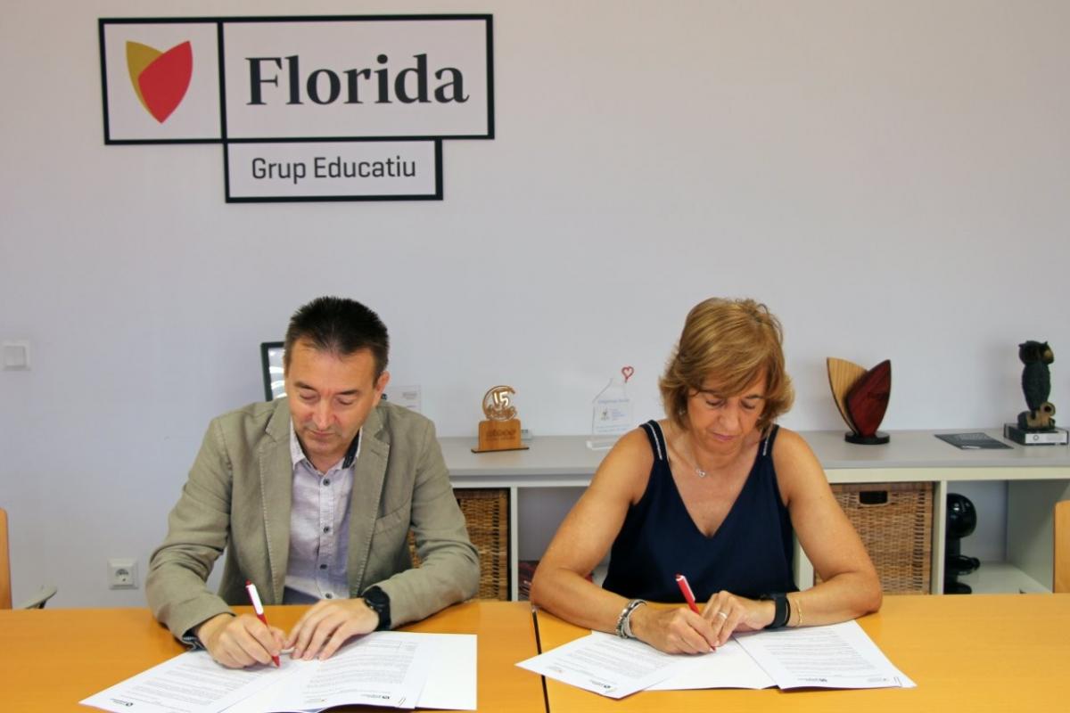 Representantes de Caixa Popular y Florida firmando el convenio